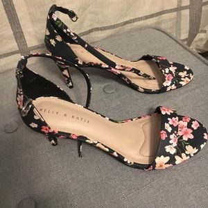 NWT Kelly & Katie Floral Heels